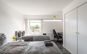 Karazo Ltd - Luxurious Contractor Friendly 2 Bed In Croydon